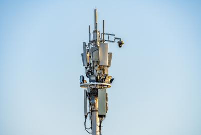 Komunikační věž 5G na pozadí modré oblohy