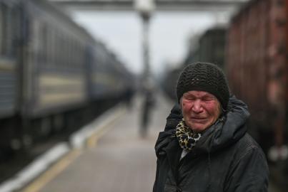 Lokal kvinde græder, mens hun gør sig klar til at stige på et evakueringstog fra Kherson til Khmelnitsky på Kherson station