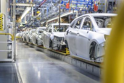 Vista de coches en la cadena de producción de una fábrica