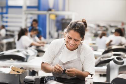 Un ouvrier souriant dans une usine de fabrication 