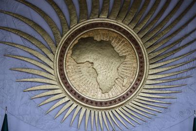 Celkový pohled na logo Africké unie (AU) v jejím sídle v Addis Abebě